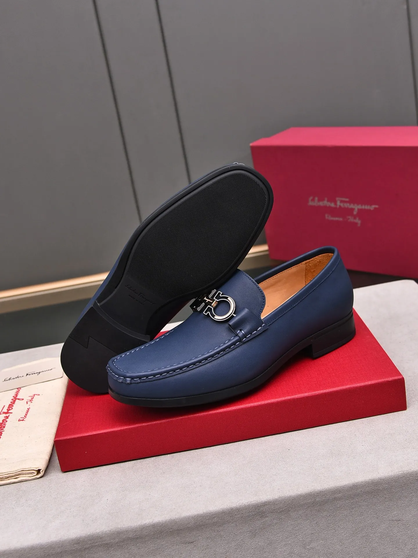 Factory: 250 [Original running volume quality] Brand: Ferragamo (Ferragamo) Size: Men's size 38/44 (45 can be customized) Grade: Same style as the official website High-end quality men's shoes Material: Original first-layer calfskin Water-dyed cowhide lining Original outsole Style category: Men's fashion formal business casual leather shoes Slip-on men's shoes high-top series Young fashion European and American trends British style Casual matching Comfortable feet